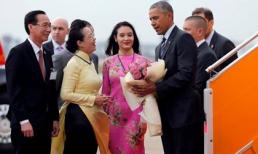 Cô gái xinh đẹp tặng hoa sen cho Tổng thống Obama tại Tân Sơn Nhất là ai?