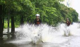 Những kẻ 'phá bĩnh' khi đường ngập