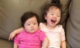 Cadie cười tít mắt khi ôm em trai chơi