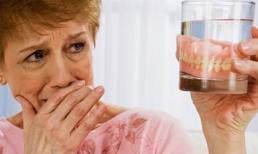 Bộ răng giả rẻ tiền và lòng hiếu thảo của người con trai giàu có