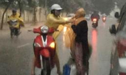 Cô gái mặc áo mưa cho cụ già trong cơn dông Hà Nội gây xúc động