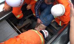 Giải cứu thợ sửa chữa bị thang cuốn 'nuốt chửng'