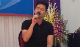 MC Phan Anh khoe giọng hát ngọt ngào trong ngày họp lớp