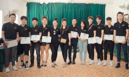 Đều mồ côi bố, 2 Doanh nhân Vàng trao quà cho trẻ em cùng cảnh ngộ