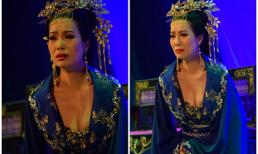 ‘Hoàng hậu’ Trịnh Kim Chi hở ngực trên sân khấu