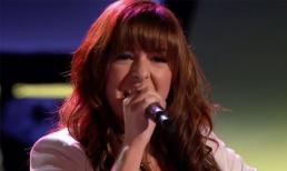 Nhìn lại khoảnh khắc sân khấu ấn tượng của nữ ca sĩ The Voice Mỹ vừa bị bắn chết