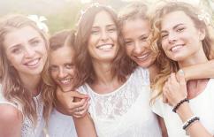 Tập thể người yêu cũ... khiến khách mời cười nghiêng ngả trong ngày cưới