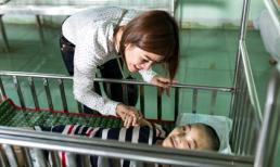 Á hậu Thanh Vy giản dị về Việt Nam làm từ thiện