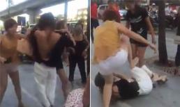 Đánh ghen xé áo, nện guốc ở Hà Đông