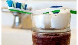 Tự chế kem đánh răng đơn giản tại nhà