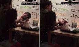 Mẹ tát, nhét giấy ăn vào miệng con để ngăn bé khóc