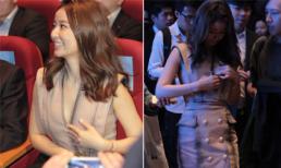 Lâm Tâm Như liên tục lấy tay che ngực khi diện váy xẻ sâu