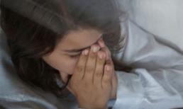 Chiếc áo rách tả tơi của cô lao công tố cáo tội lỗi tày trời của ông chồng mẫu mực