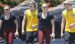 Bạn gái Brooklyn Beckham lại mặc quần quá bó sát lộ 'vùng nhạy cảm'