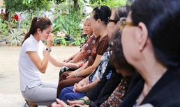 Phạm Hương liên tục lau nước mắt khi đến thăm các nghệ sĩ già