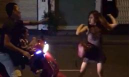 Vợ dùng mũ bảo hiểm đánh chồng túi bụi giữa đường mặc con khóc thét