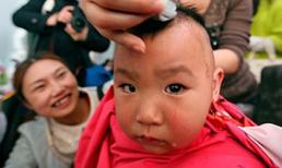 Nếu có ý định cạo trọc đầu trẻ sơ sinh cho mát thì hãy dừng ngay