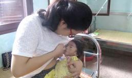 Nghẹn lòng cảnh em bé Lào Cai 14 tháng tuổi chỉ nặng 3,5 kg ngậm chặt bầu sữa các mẹ đến thăm