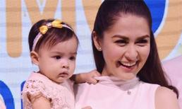 Con gái 'Mỹ nhân đẹp nhất Philippines' lần đầu tới sự kiện cùng mẹ