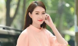 Hoa hậu Đặng Thu Thảo khoe nét đẹp trong veo dưới nắng