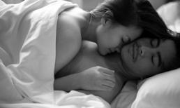 Không mặc đồ cưới, Ngọc Lan tung ảnh 'trên giường' kỉ niệm lễ hỏi