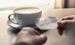 Phát hiện hãi hùng về ly cà phê vợ vui vẻ pha cho tôi sau lần nhận lỗi