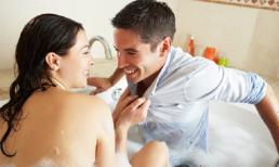 Chết sững nghe ô sin í ới: 'Chồng ơi, mau cởi đồ vào đây em tắm cho'