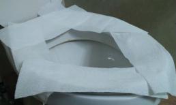 Dừng ngay việc để giấy vệ sinh lên bồn cầu tránh rước bệnh vào thân