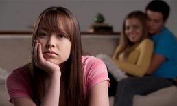 Chồng đã vụng trộm với hàng xóm rồi còn về nhà sờ soạng cả ô sin