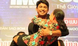 Thanh tra Shiv của 'Cô dâu 8 tuổi' được khán giả lớn tuổi ôm hôn thắm thiết