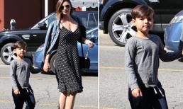 Bé Flynn đẹp trai và sành điệu như 'hot boy' theo mẹ ra phố