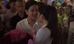 Trường Giang tặng hoa và xin lỗi Nhã Phương ngay giữa phố