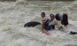 Khoảnh khắc cứu sống ba người gặp nạn chới với giữa dòng nước lũ