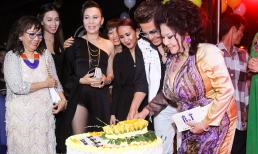 Thanh Bạch hạnh phúc giao bôi cùng nữ đại gia Thúy Nga trong tiệc cưới lần 9