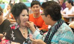 MC Thanh Bạch tình tứ bón đồ ăn cho bà Thúy Nga sau đám cưới lần 9