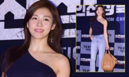 Ha Ji Won trẻ trung với áo lệch vai và quần ống suông giản dị