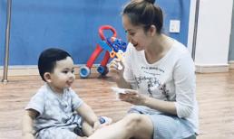 Khoảnh khắc đầy tình mẫu tử của Khánh Thi và con trai