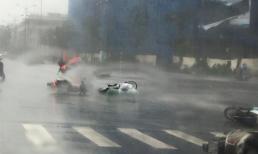 Bão số 1 càn quét Hà Nội, 'quật ngã' người đi đường