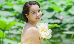 Mai Thu Huyền đẹp dịu dàng e ấp bên hoa sen 