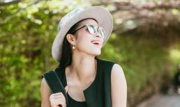 Phạm Hương cười rạng rỡ, vui đùa dưới ánh nắng 