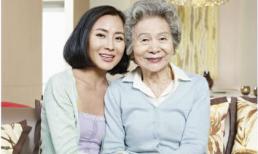 Mẹ chồng liên tục rình trộm vợ chồng tôi ngủ... và tôi đã òa khóc khi biết sự thật