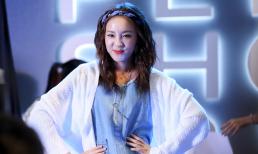 Được trấn Thành rủ rê, Ngọc Trinh vẫy khăn tưng bừng trên ghế cao 