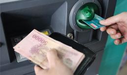 Khi tiền trong thẻ 'không cánh mà bay', bạn phải làm gì?