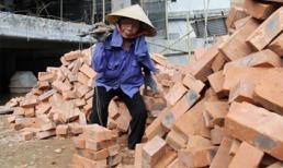 Mẹ 4 năm rõng rã làm thuê lấy tiền nuôi con trai học đại học để rồi phải sốc nặng ngày con ra trường