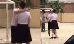 Trấn Thành vô tư 'khoá môi' Hari Won giữa phim trường