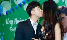 Ưng Hoàng Phúc hôn vợ say đắm trong tiệc sinh nhật