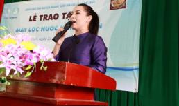 Ca sĩ Phi Nhung trao máy lọc nước nhiễm mặn cho đồng bào miền Tây