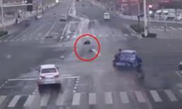 Ớn lạnh: Hàng chục người qua lại, bỏ mặc người bị tai nạn nằm bất tỉnh trên đường