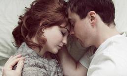 Mó tay vào chậu quần áo bẩn 7 ngày không giặt của vợ, chồng bật khóc nức nở khi thấy thứ đó dính trên quần em