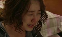 Vợ cởi áo làm điều không tưởng khi thấy chồng ôm hôn ô sin ngay giữa phòng khách